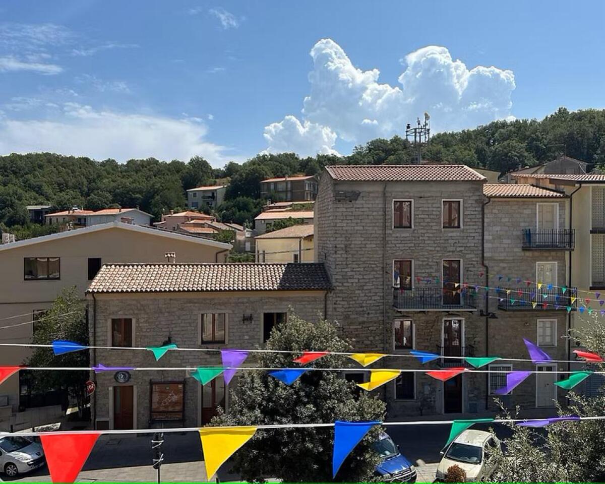 Case a 1 euro in Sardegna: l'opportunità di Ollolai per sfuggire a Trump - 