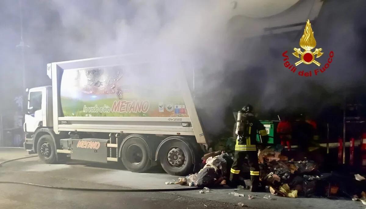 Prende fuoco il carico di rifiuti: in fiamme un camion compattatore - 