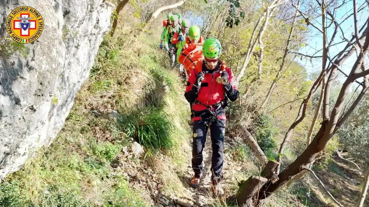 Vola in parete e sbatte forte la testa: infortunato freeclimber -