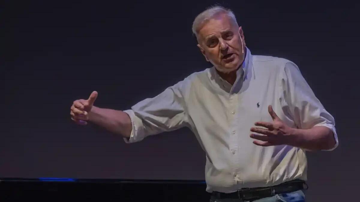 Enrico Bertolino in scena con "Una serata di ordinaria ironia" - 