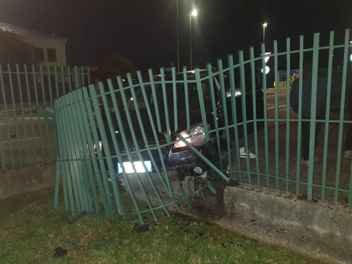 Udine, auto abbatte la segnaletica stradale e sfonda la recinzione del condominio - 