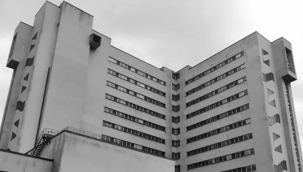 Sputa a un infermiere e lancia via il bastone a un'anziana ipovedente: denunciato 60enne - 