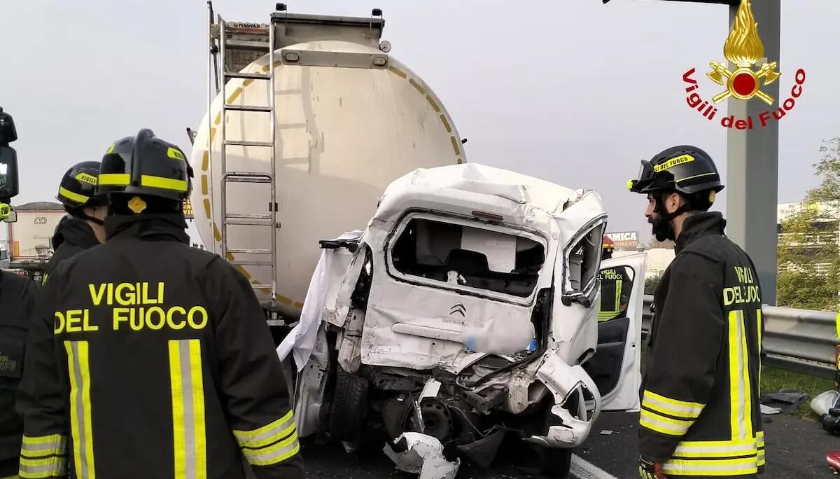 Tragico scontro in A4: furgone stretto nella morsa di due camion, perde la vita una donna, 2 feriti - 
