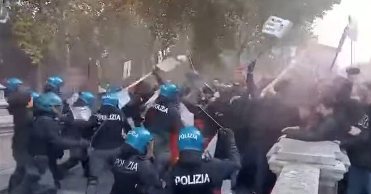 Scontri tra forze dell'ordine e manifestanti a Bologna - 