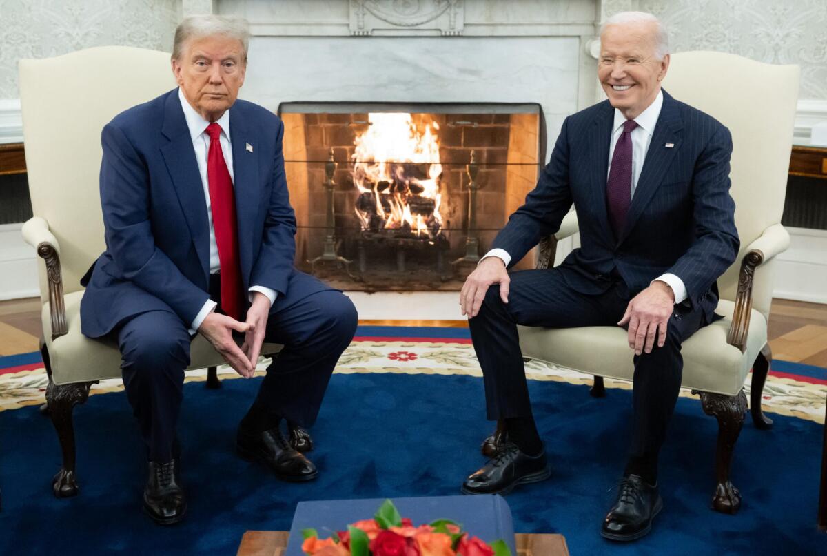 Trump alla Casa Bianca: stretta di mano e sorrisi con Biden - Video - 