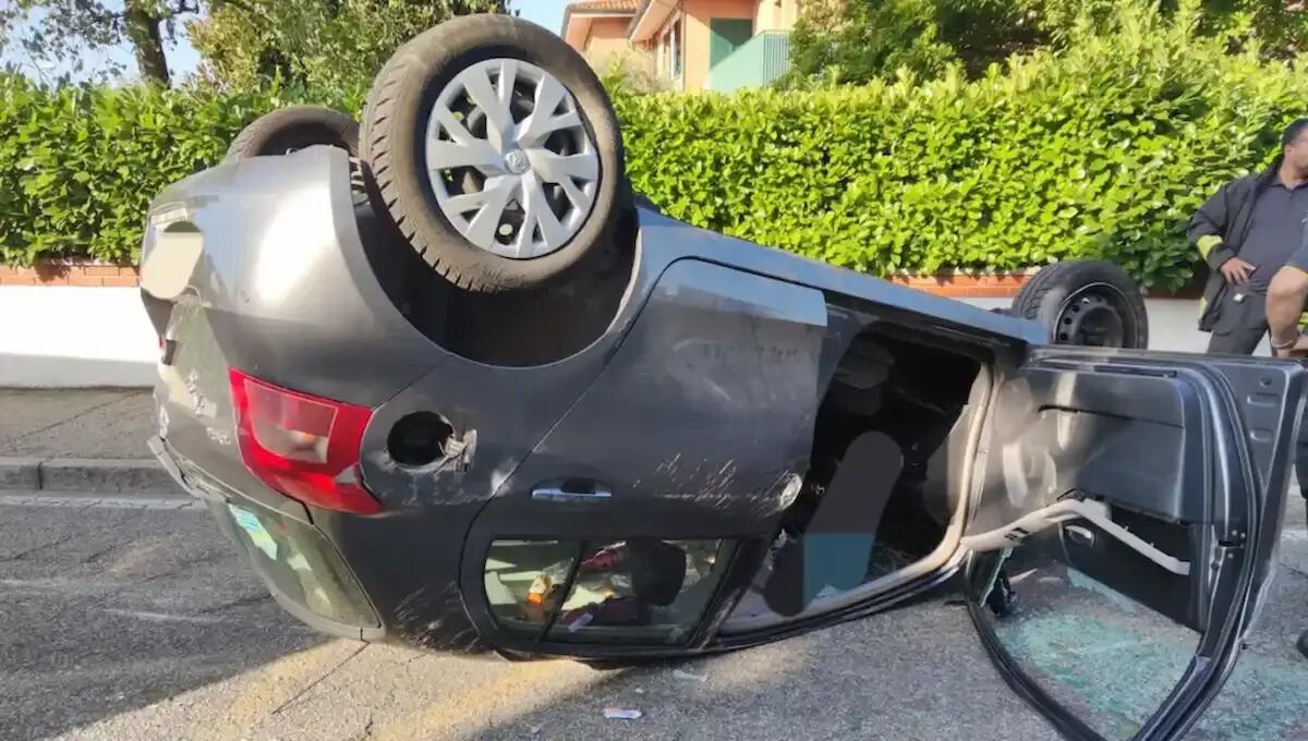 Centra un veicolo in sosta e la sua auto si ribalta più volte: ferita 22enne -