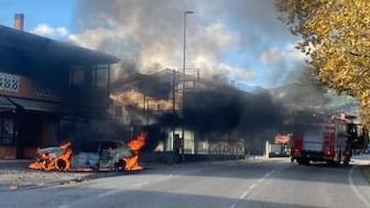 Auto prende fuoco: il sindaco vede la nube nera, evacua un'abitazione e blocca il traffico - 