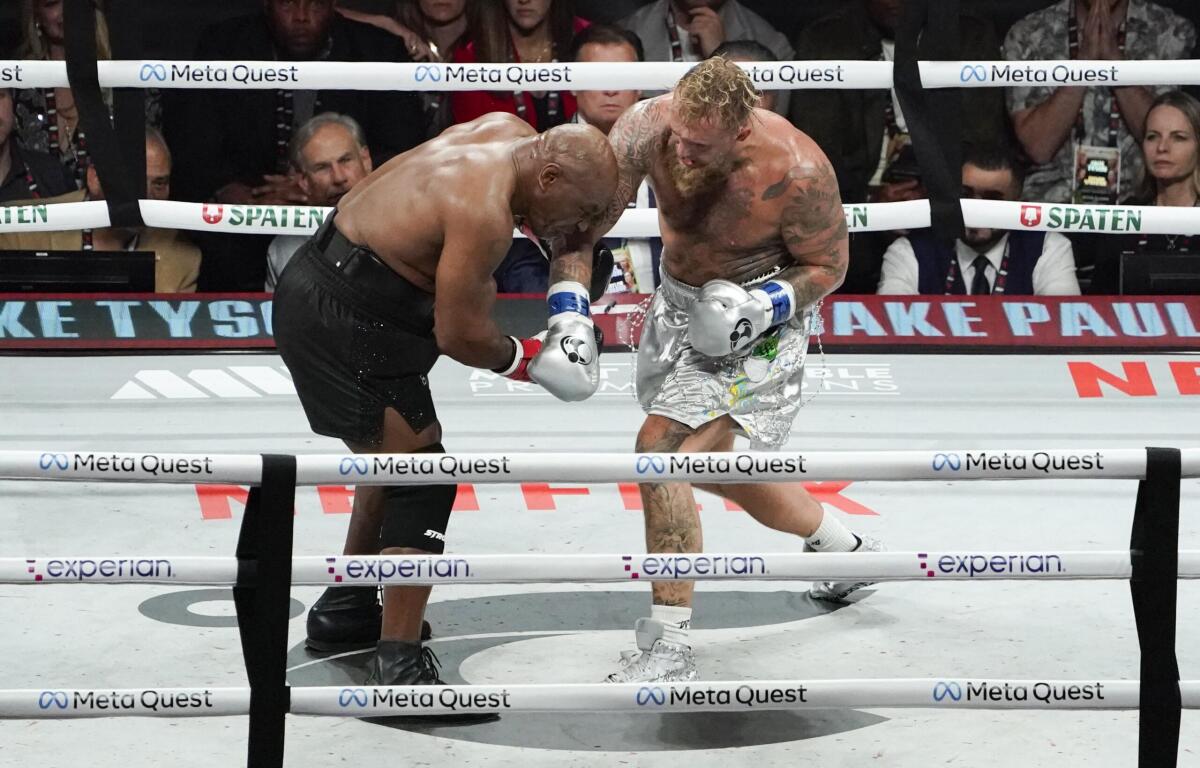 Jake Paul sconfigge Mike Tyson: un match con molti sbadigli e pochi pugni - 