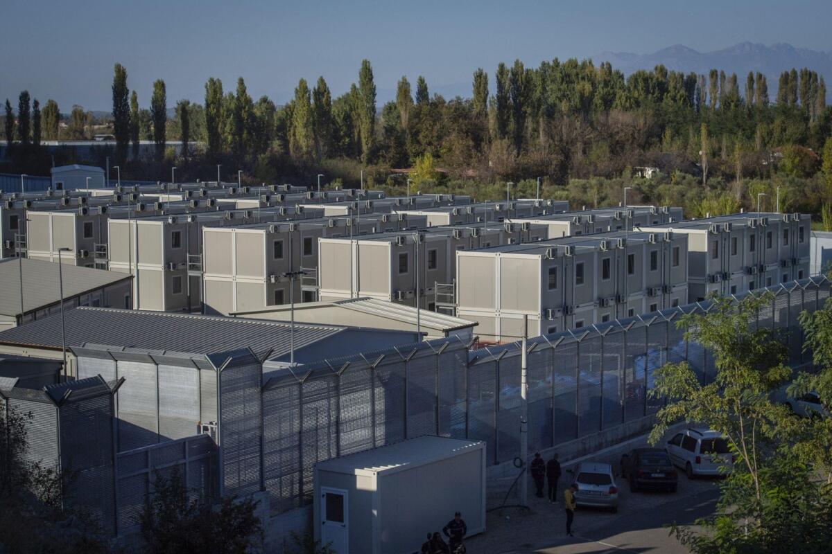 Giudici sospendono la convalida dei trattenimenti in Albania per migranti: azioni rivolte all'Ue - 