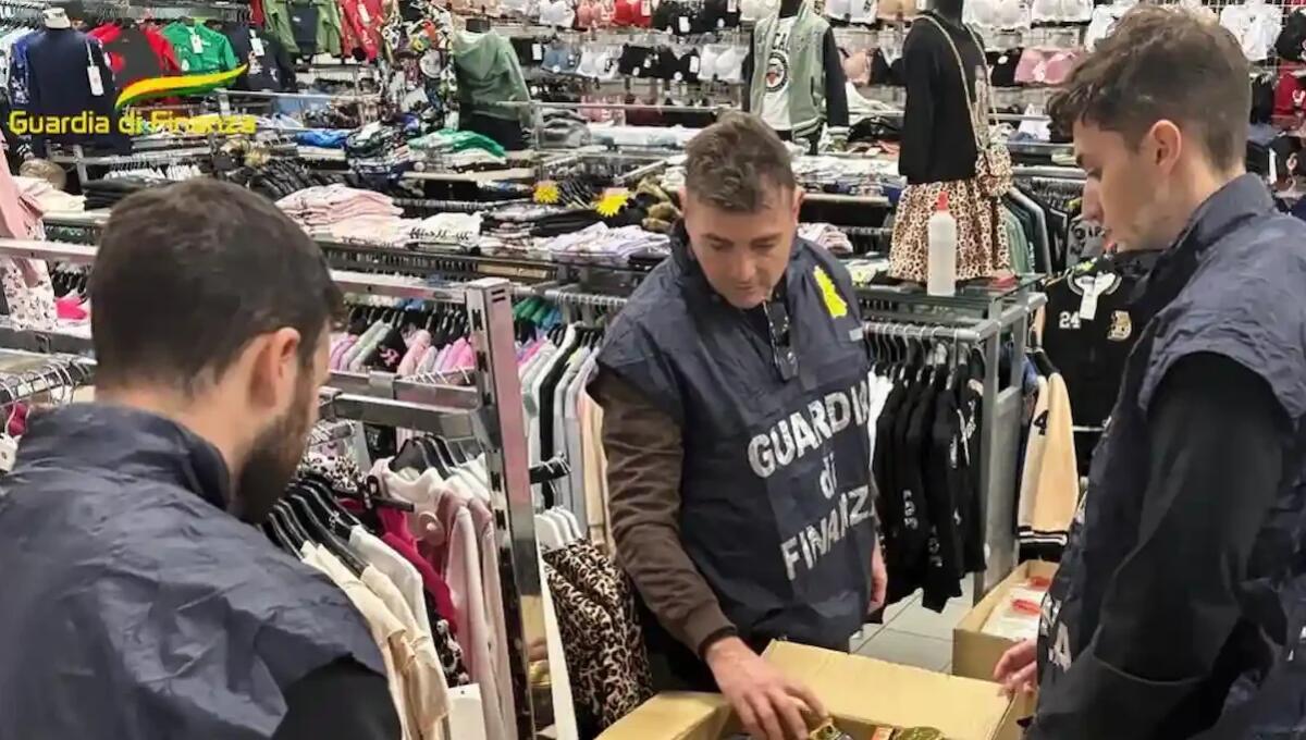 Vende articoli senza marchio CE: sequestrate 539 confezioni, denunciato titolare del negozio - 