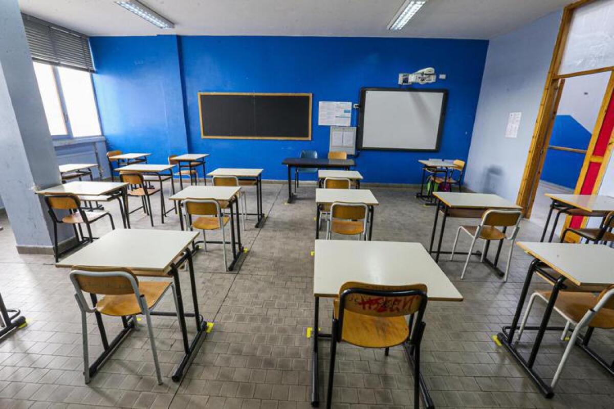 Insegnante di Napoli aggredita e picchiata dai genitori: caos in scuola - 