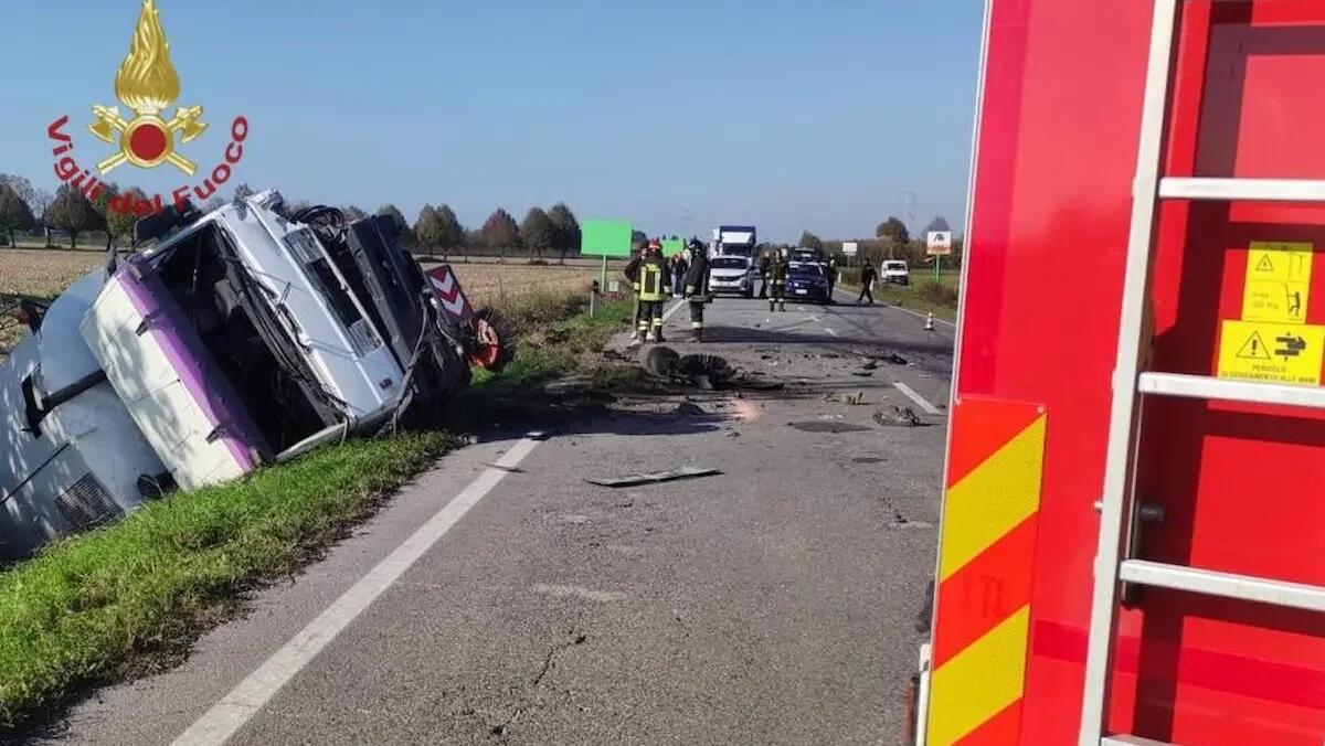Tragico scontro frontale tra mezzo spazzatrice ed auto: 59enne morto sul colpo - 