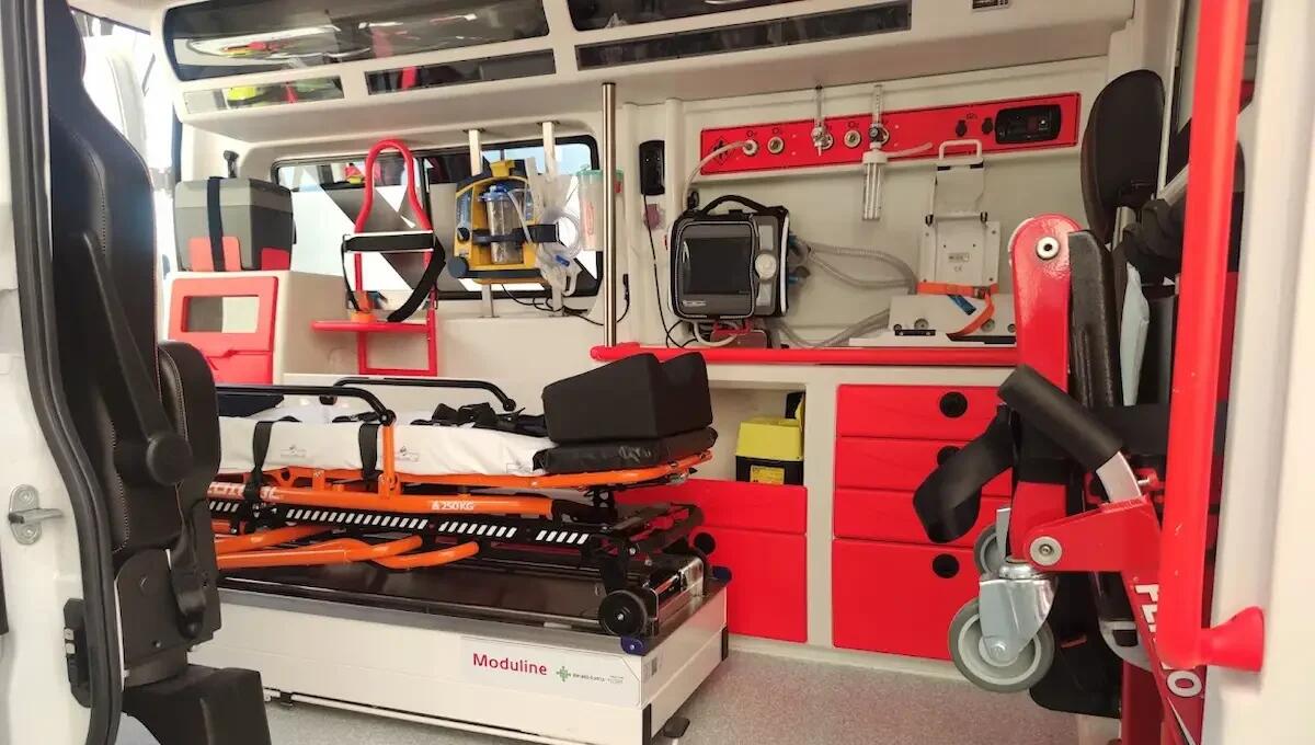 Travolge un pedone con l'auto e scappa, ritorna sul posto in bici per recuperare lo specchietto: denunciato 58enne - 