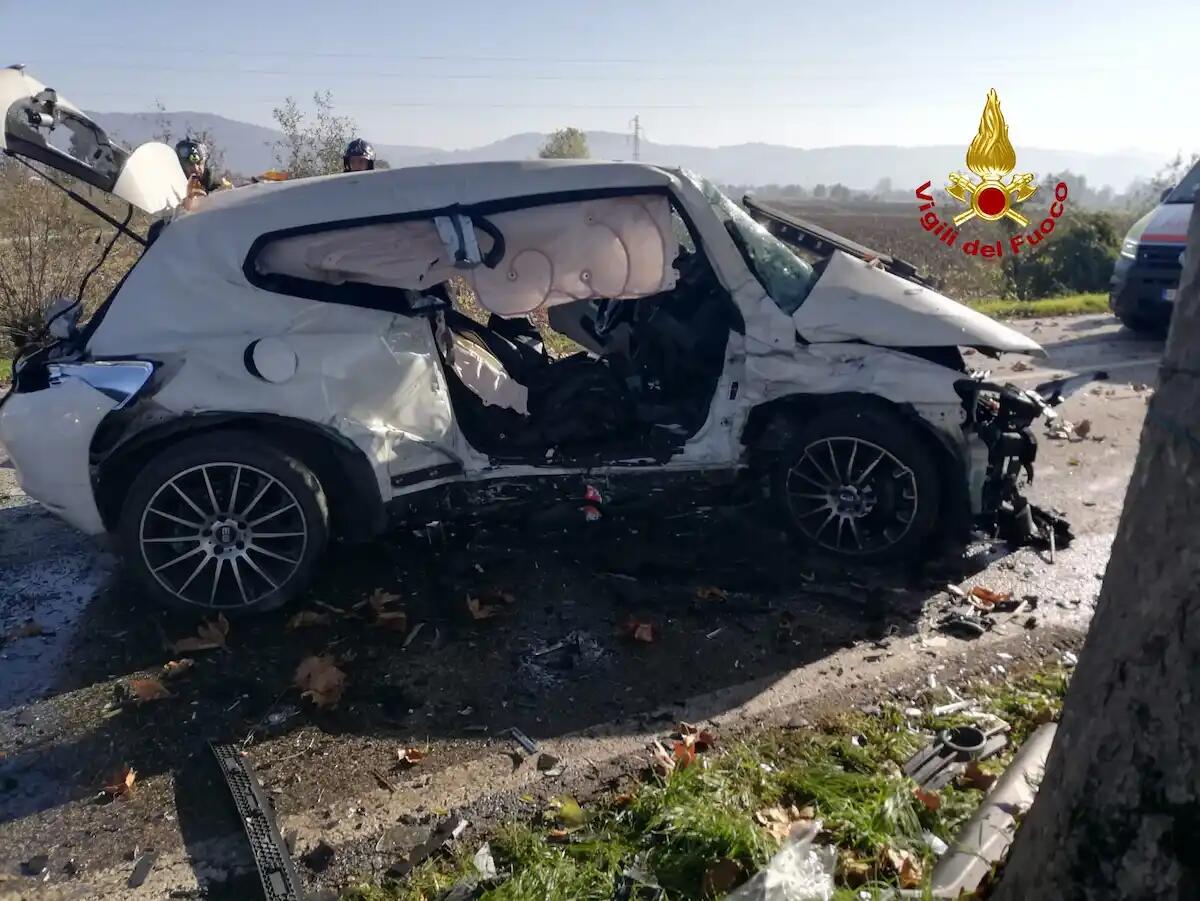 Tremendo scontro tra due auto: morto sul colpo un giovane, un altro in codice rosso -