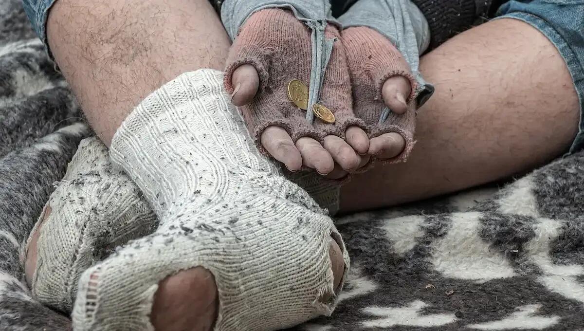 Baby gang insulta una signora, poi ruba l'elemosina a un senzatetto: impuniti i responsabili - 