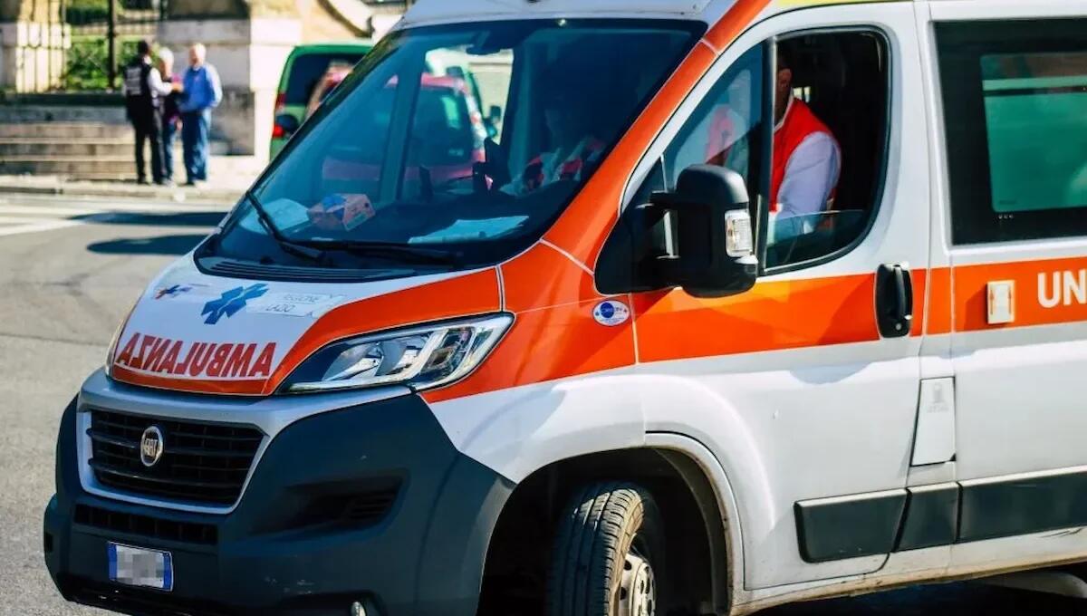 Colpita da un infarto al volante, dei passanti la rianimano: 71enne ricoverata d'urgenza - 