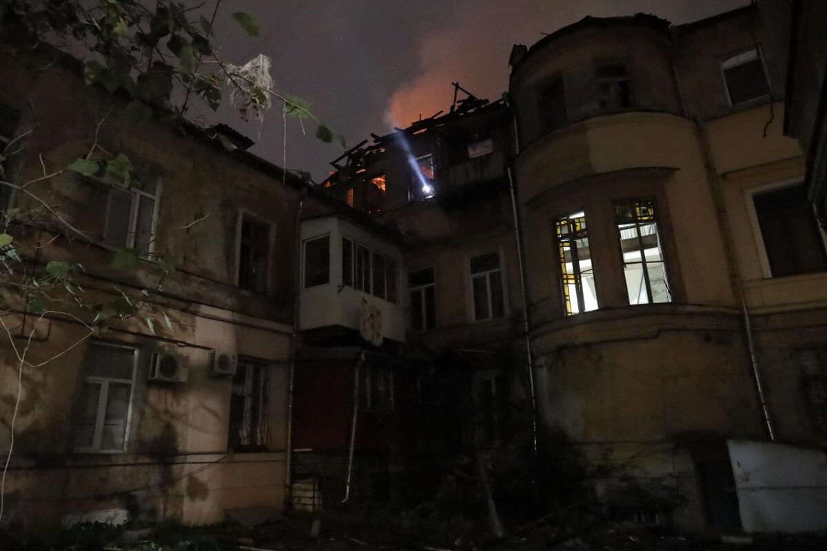Massiccio attacco con droni a Odessa: incendi e una vittima nella città ucraina - 