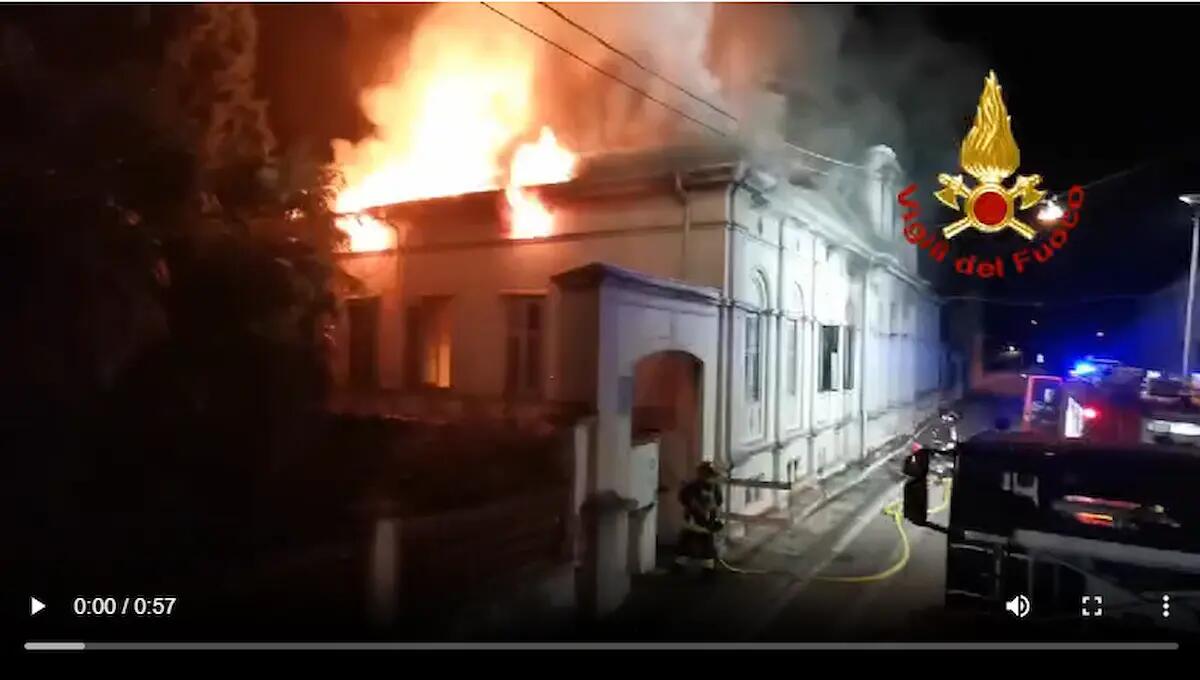 Incendio a Gorizia: palazzo dismesso in fiamme, Vigili del Fuoco in azione | FOTO - VIDEO - 