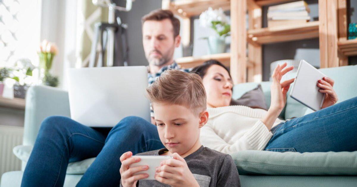 Nel 2024 l'umanità ha trascorso 500 milioni di anni sui social media - 