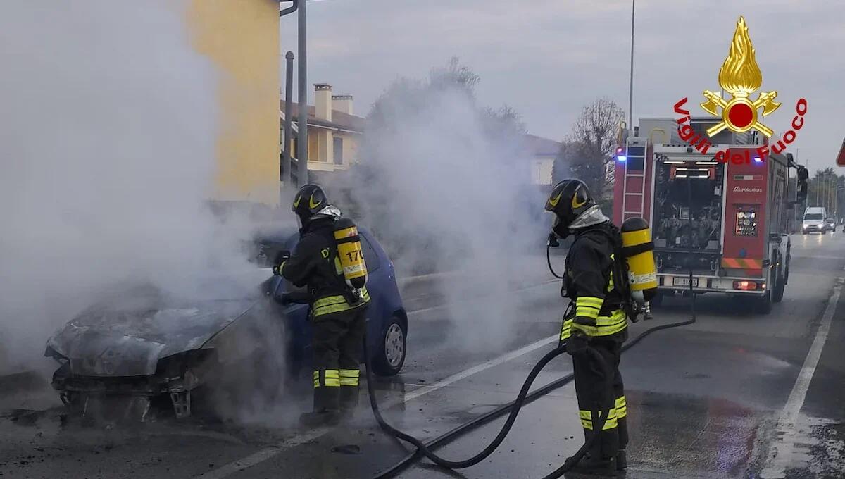 Incidente tra due Fiat Punto: una prende fuoco e viene avvolta dalle fiamme - 