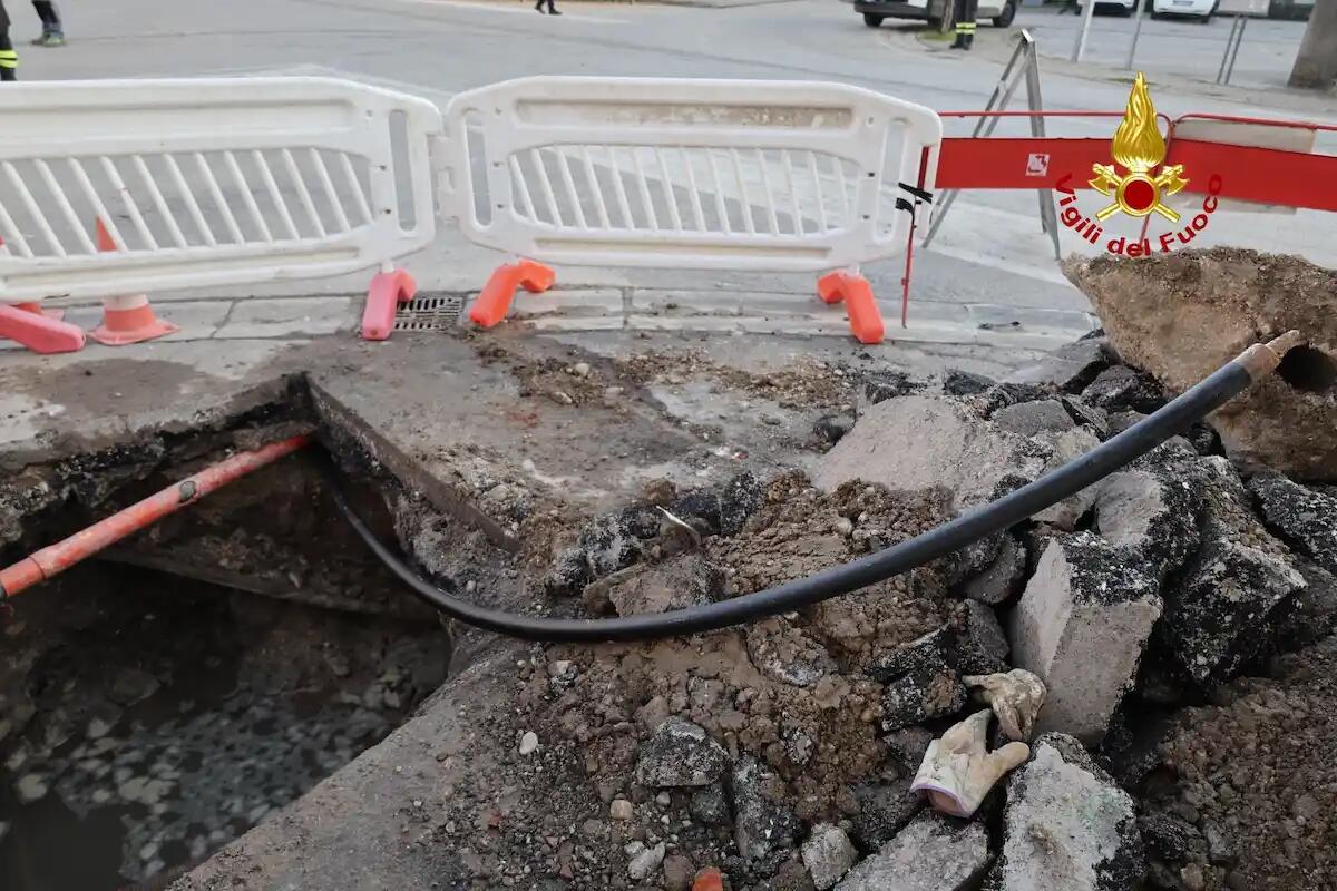 Talpa danneggia le tubature scavando: fuga di gas metano e disagi ai residenti -