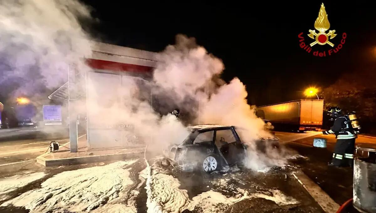Auto prende fuoco in un'area di sosta sull'A4: annerita la parete dell'autogrill - 
