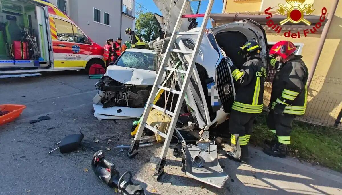 Tremendo scontro tra due auto a Corva di Azzano Decimo: feriti i conducenti - 