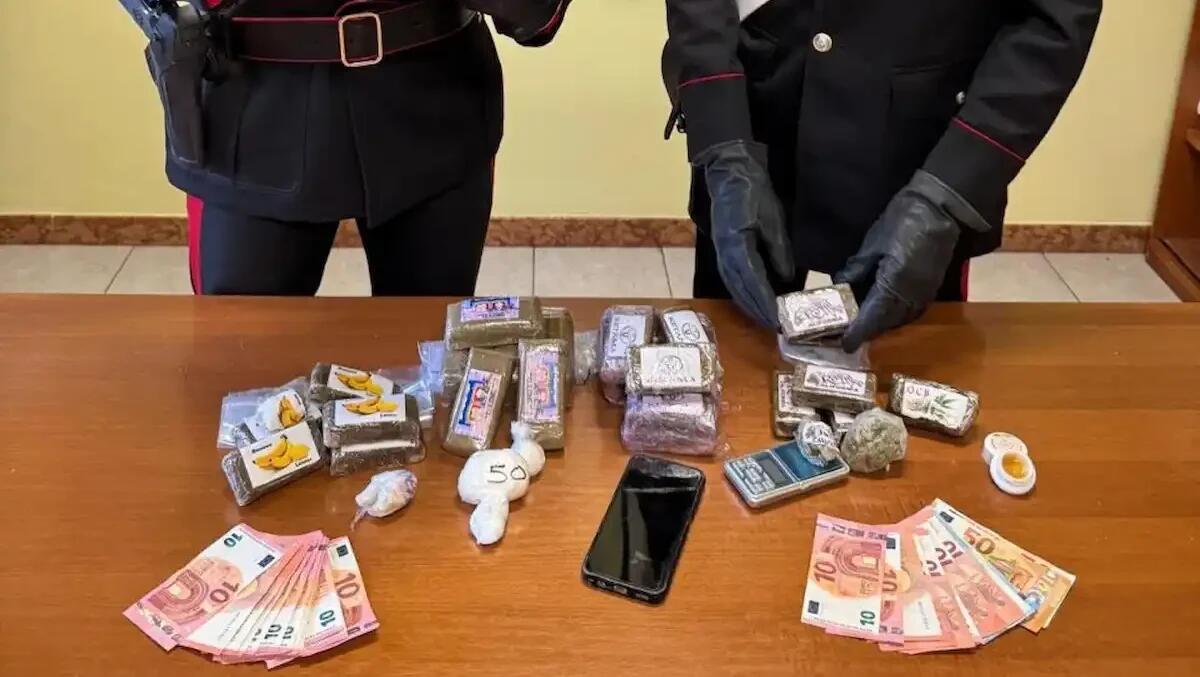 Utilizzava la macchina della nonna come nascondiglio per la droga: 24enne in manette - 