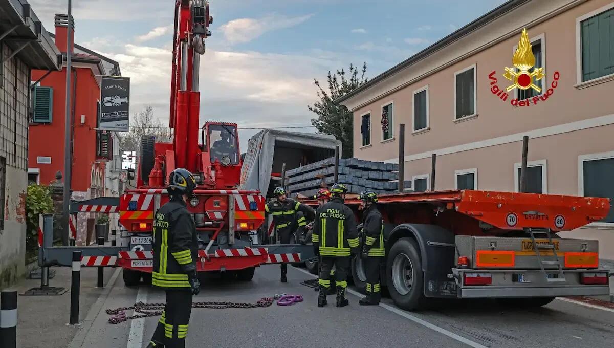 Camion inchioda per evitare un'auto: il carico gli sfonda la cabina di guida -