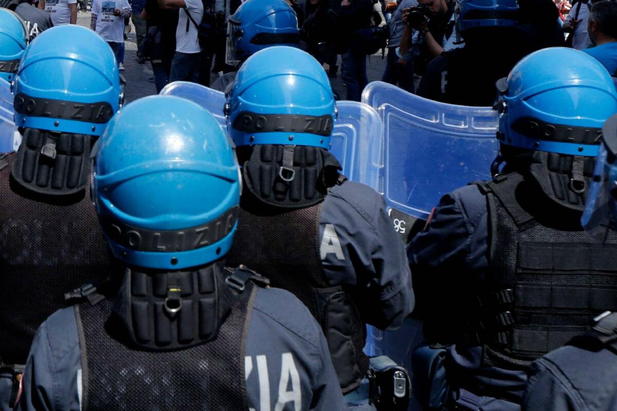 Scontri tra polizia e collettivi a Bologna, doppia manifestazione - 