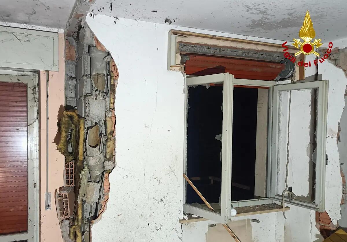 Usa una bombola del gas per scaldarsi ma esplode tutto: morto un 28enne - 