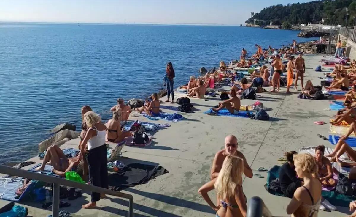 È novembre, ma sembra luglio. Barcola presa d'assalto: tutti in costume per prendere il sole - 