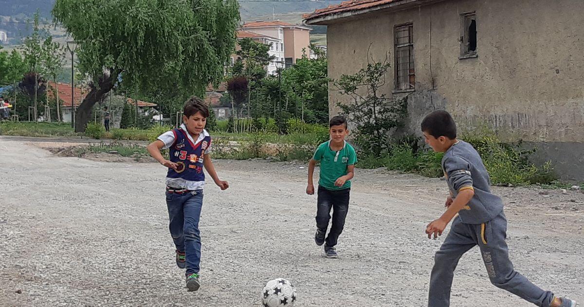 13enne finisce in ospedale dopo coltellate tra bambini per un pallone - 