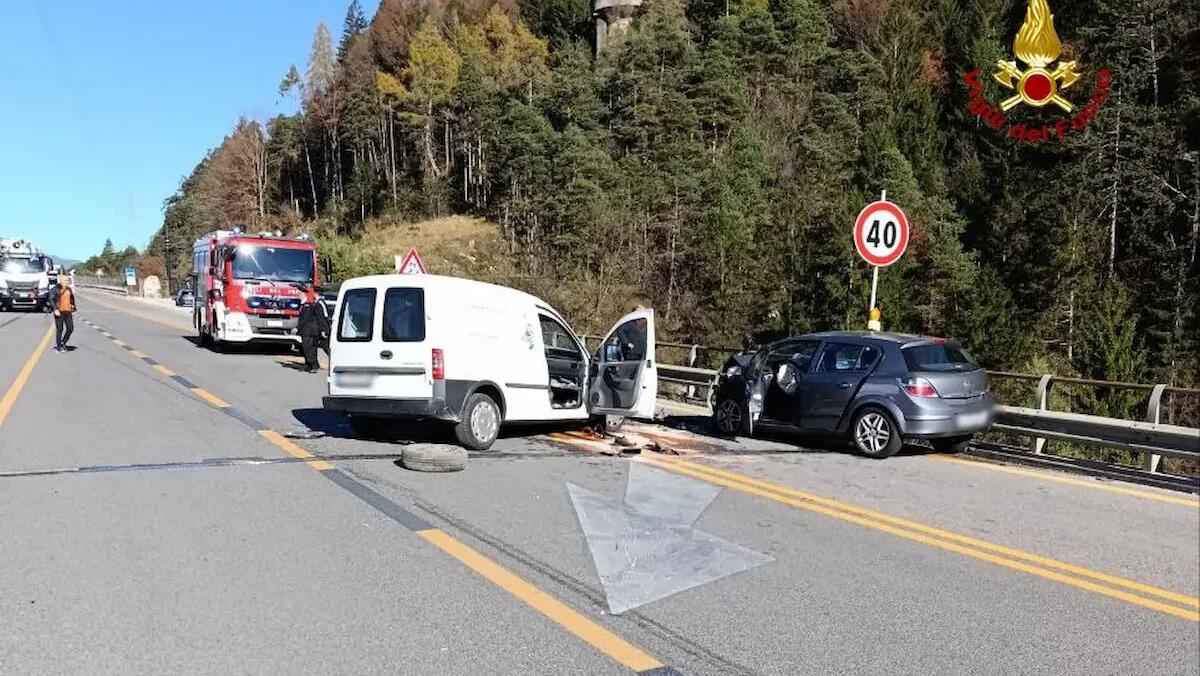 Perde il controllo del furgoncino, schianto frontale: morta la 59enne Donatella De Col - 