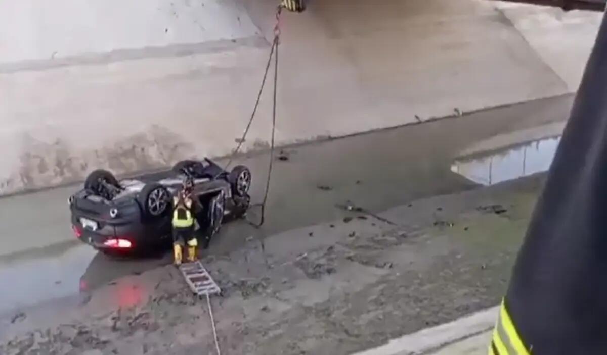 Auto fuori controllo vola nel canale, trancia un tubo del gas metano e si ribalta | VIDEO - FOTO - 