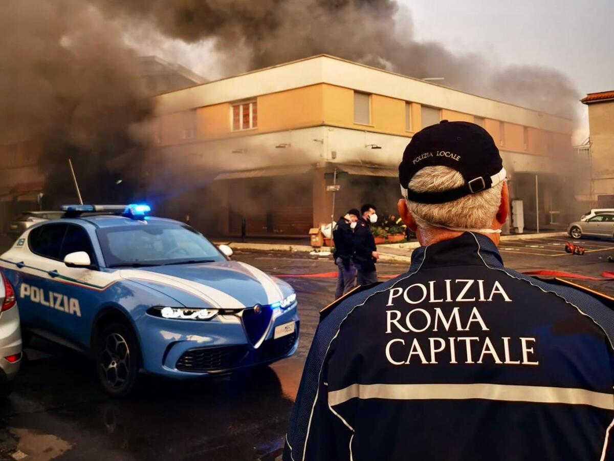 Roma, due incendi in breve tempo: danneggiate attività commerciale e appartamento - 