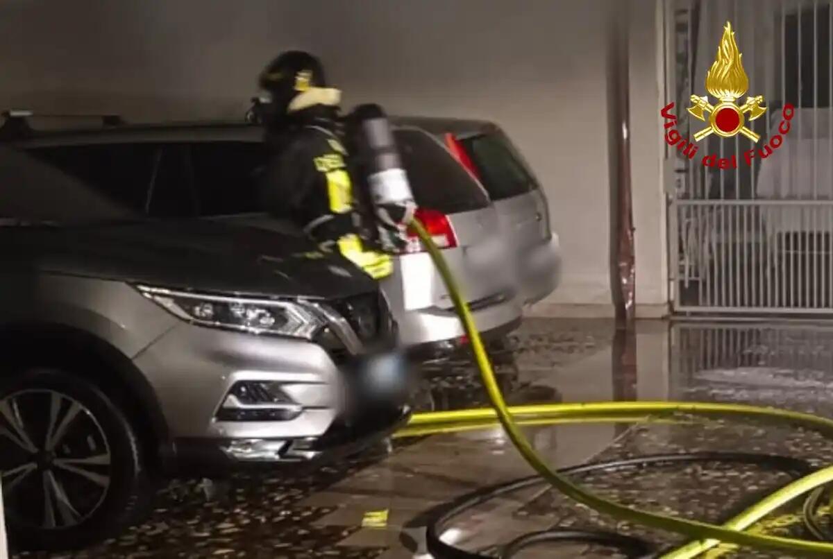 Scoppia l'incendio sotto un porticato, a fuoco tre auto parcheggiate - 