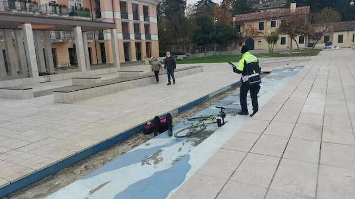 Finisce con la bici in una vasca vuota: 66enne se la cava con una spalla lussata - 