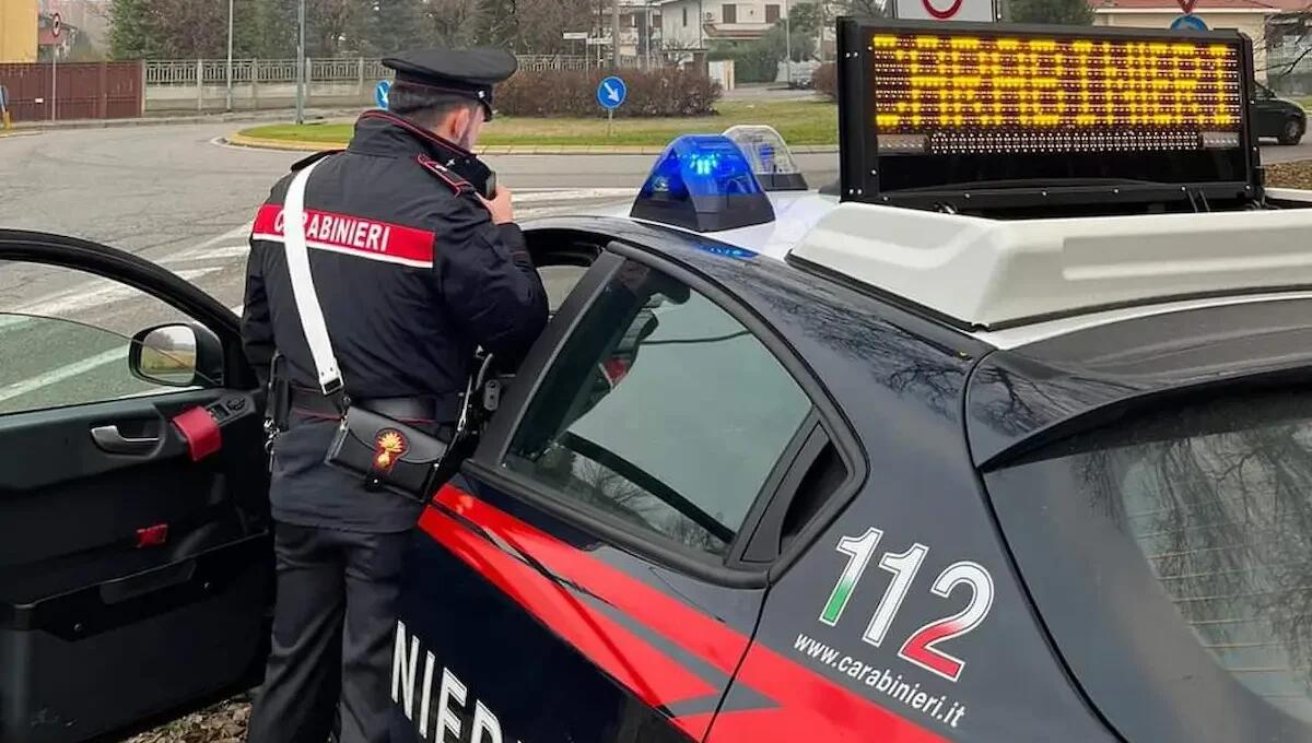 Scoperti dal proprietario mentre gli rubano il furgone, lo prendono a pugni: arrestato 29enne, complice in fuga - 