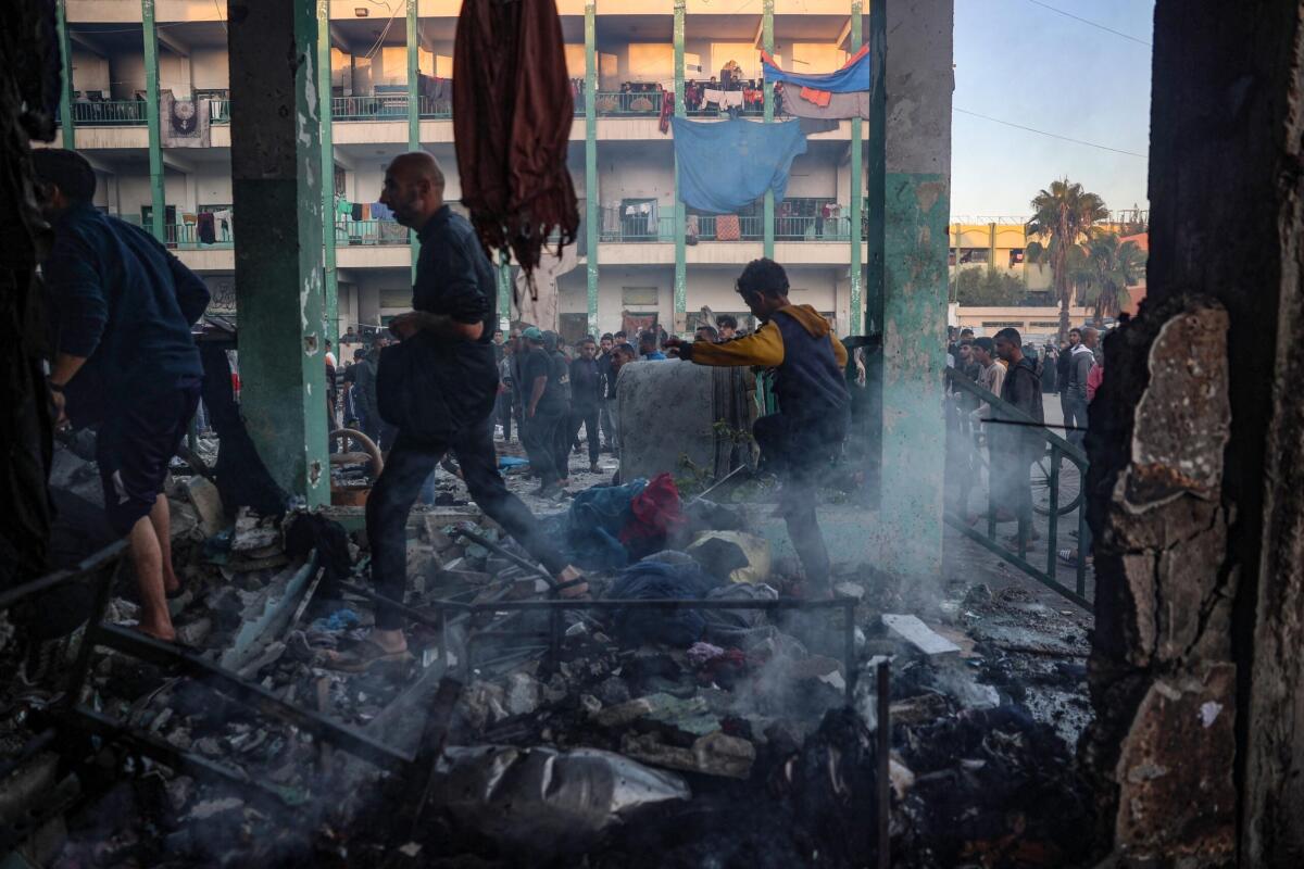 Gaza, media: quasi 90 morti in raid di Israele, oltre 60 vittime in attacco vicino ospedale - 