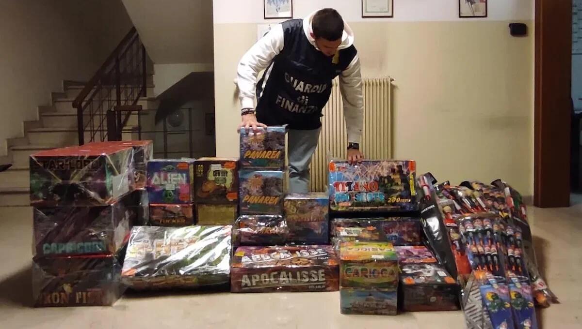 Teneva in casa oltre 32kg di materiale pirotecnico senza autorizzazione: denunciato -