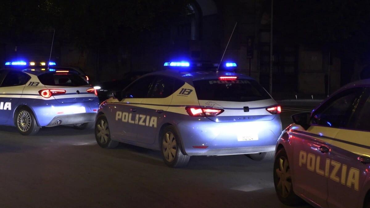 La morosa chiama il 112 e lui fugge, scatta un folle inseguimento: 25enne sperona due Volanti, arrestato -