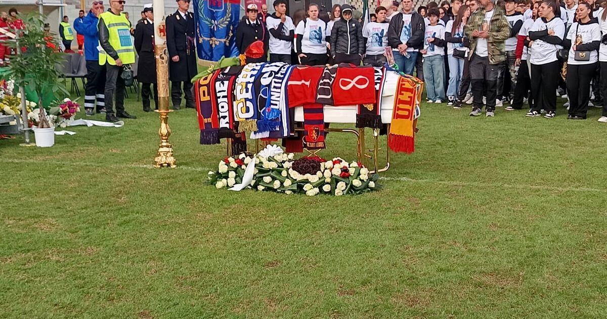 2.500 persone allo stadio per l'ultimo saluto al giovane tifoso del Foggia - 