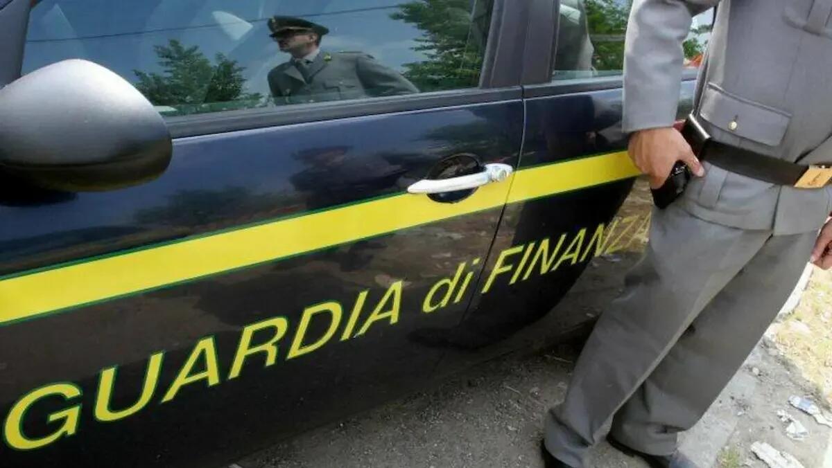 Sequestro di beni per oltre un milione di euro a un trentasettenne accusato di truffe - 