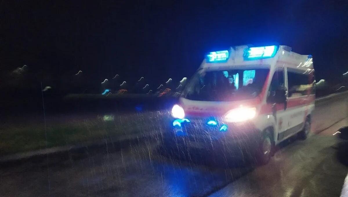 Perde il controllo dell'auto e si schianta contro un muretto: 22enne in condizioni critiche - 