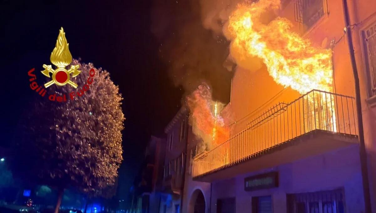 Incendio in una palazzina: stabile divorato dalle fiamme - 