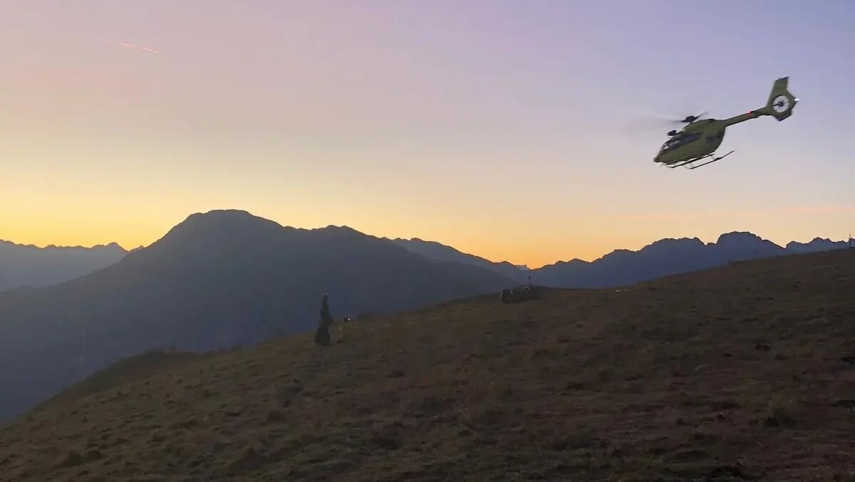 Scontro in volo tra due piloti di parapendio, uno precipita e si schianta a terra: ferito - 