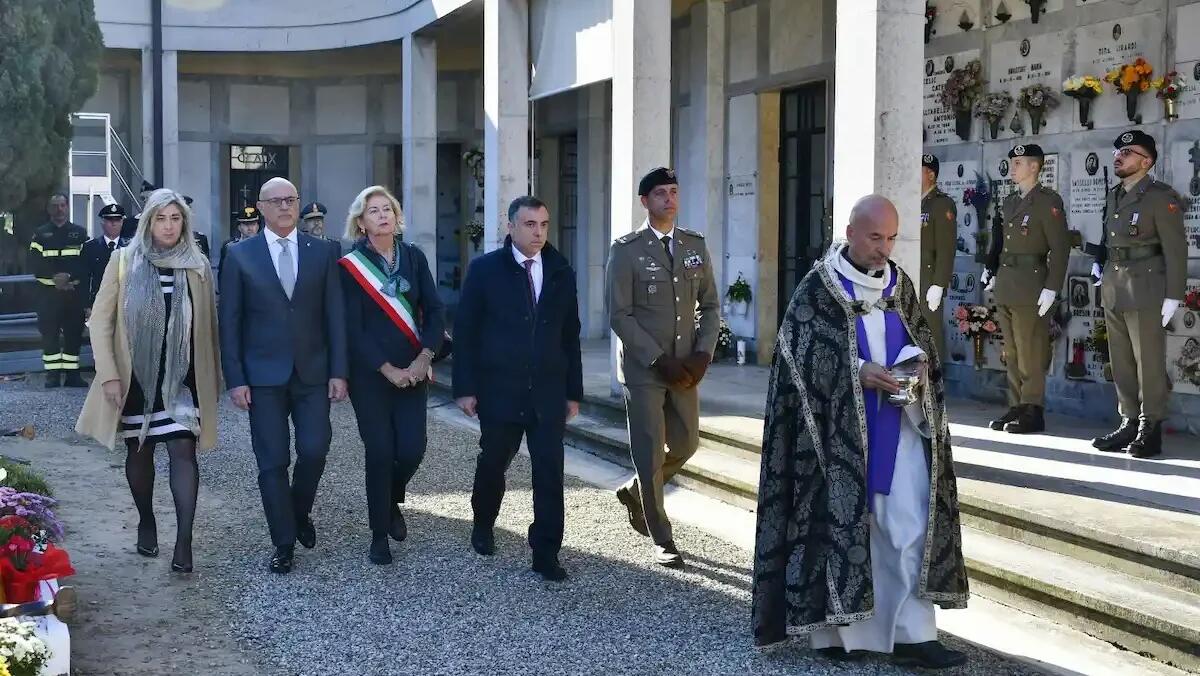 Cerimonia commemorativa a Pordenone: il Questore rende omaggio ai caduti della Polizia di Stato - 