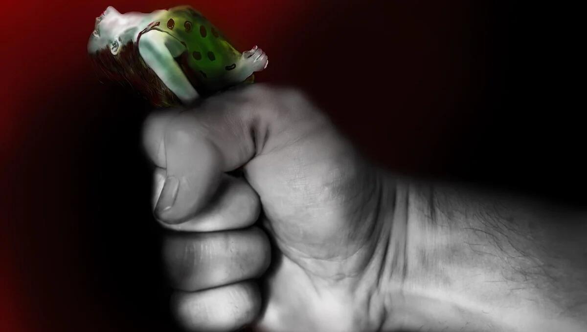 Dopo la rottura le rende la vita un inferno: il culmine un petardo sotto l'auto, condannato 64enne - 