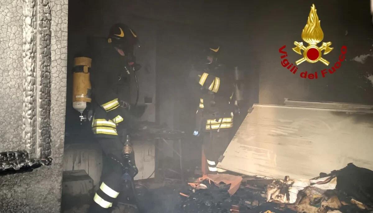 Divampano le fiamme in un appartamento: 2 persone intossicate dal fumo - 